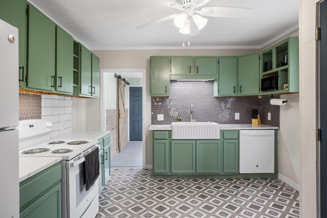 Charming 4 Bedroom Farmhouse With Large Backyard For Entertaining Mountain City エクステリア 写真