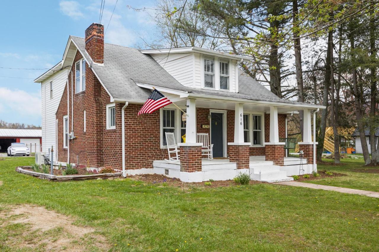 Charming 4 Bedroom Farmhouse With Large Backyard For Entertaining Mountain City エクステリア 写真
