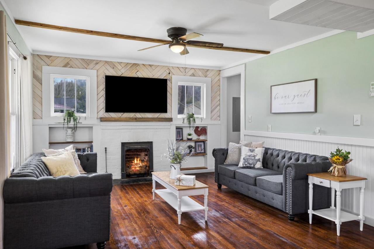 Charming 4 Bedroom Farmhouse With Large Backyard For Entertaining Mountain City エクステリア 写真