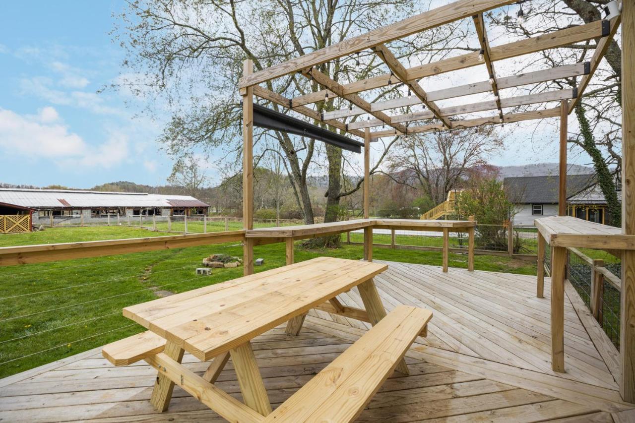 Charming 4 Bedroom Farmhouse With Large Backyard For Entertaining Mountain City エクステリア 写真