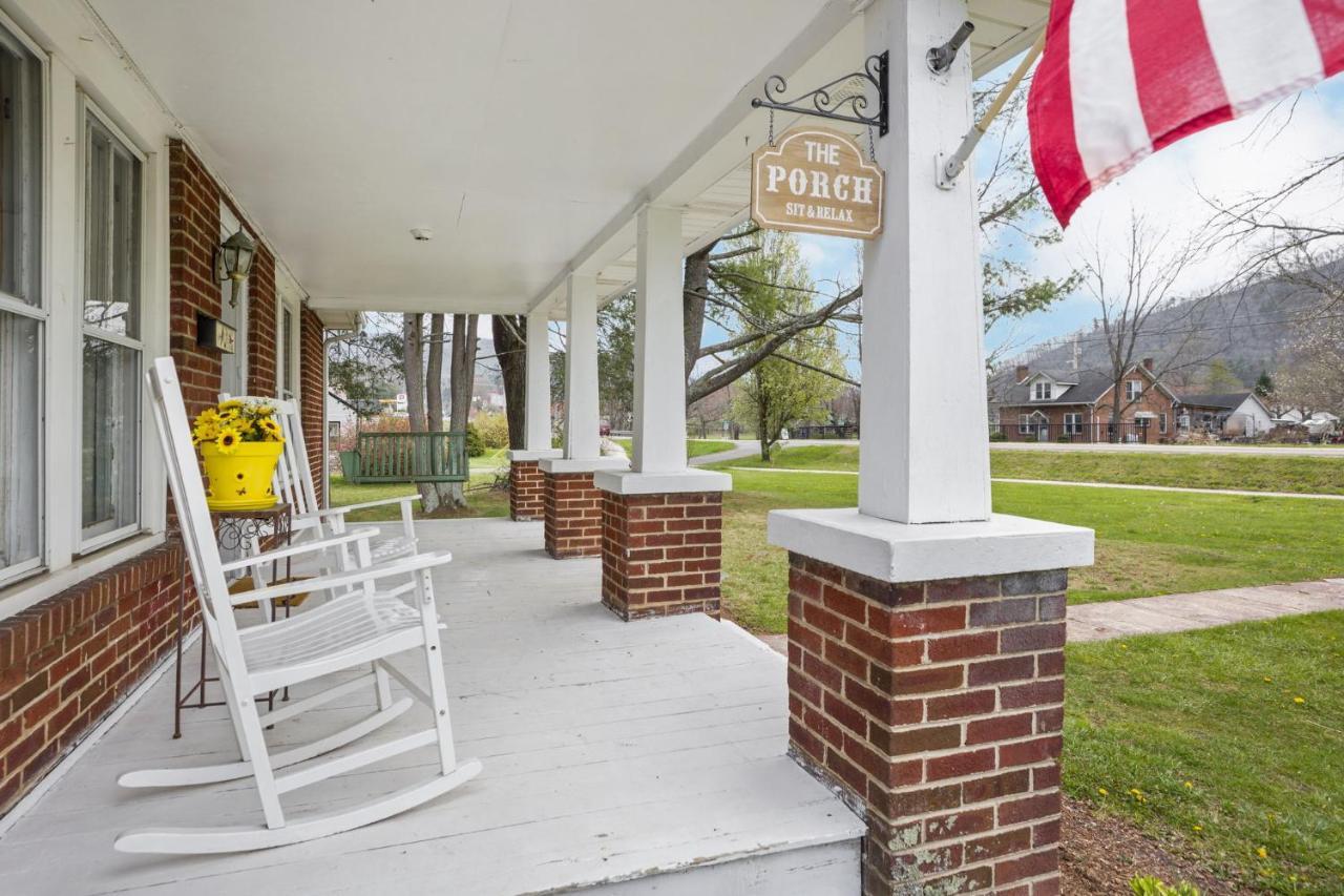 Charming 4 Bedroom Farmhouse With Large Backyard For Entertaining Mountain City エクステリア 写真