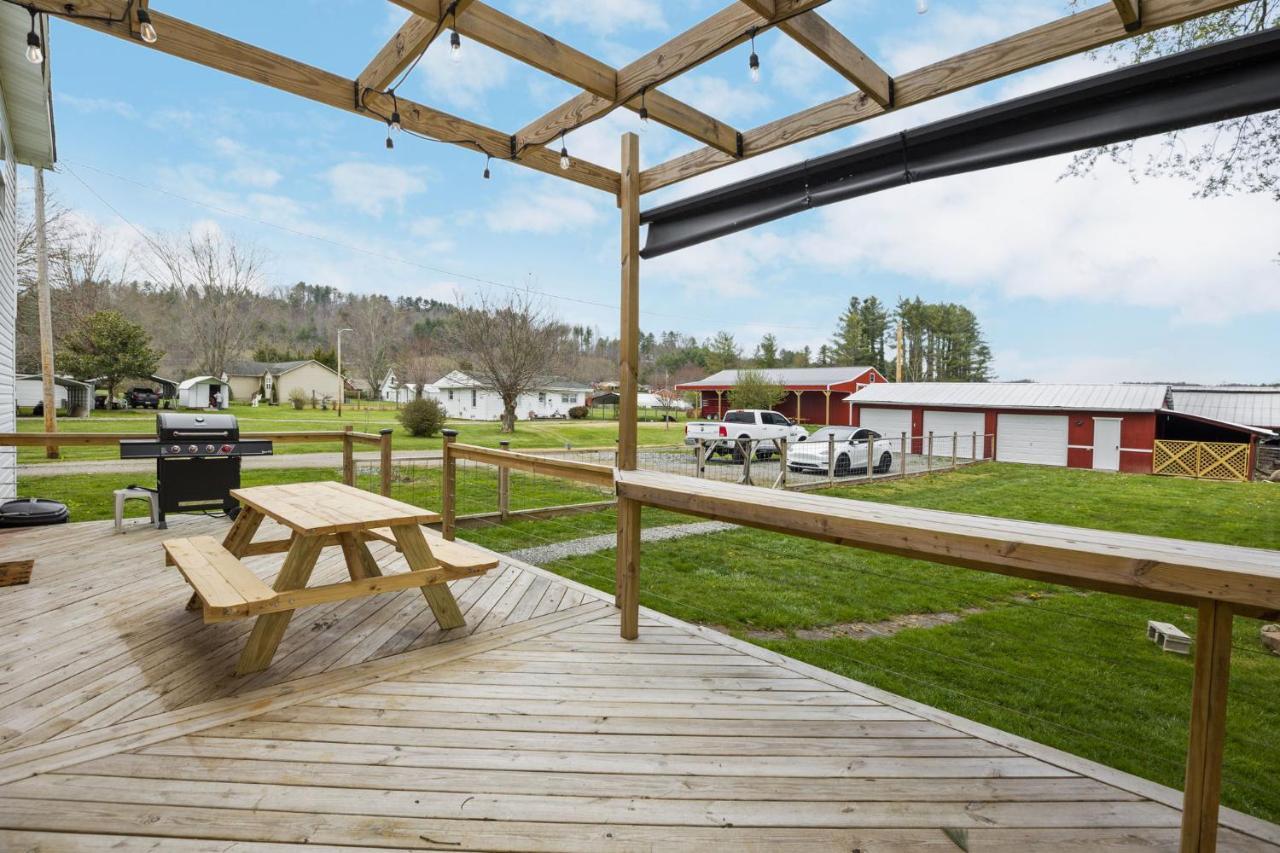 Charming 4 Bedroom Farmhouse With Large Backyard For Entertaining Mountain City エクステリア 写真